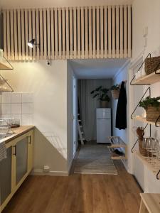 a room with a kitchen with a vaulted ceiling at Cozy Studio - 9 min Walk from Oslo Central Station in Oslo