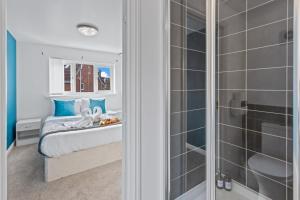 a bedroom with a bed and a shower at Ideal Budget Contractor Stay - 4B Home w en-suites in Great Sankey +66 photos