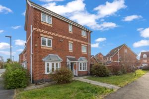 a red brick house with white windows on a street at Ideal Budget Contractor Stay - 4B Home w en-suites in Great Sankey