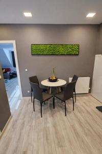 a dining room with a table and chairs at Wonderful Dream Apartament z widokiem na Śnieżkę in Karpacz