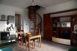 a kitchen and dining room with a table and chairs at Galbanera turismo in Albavilla