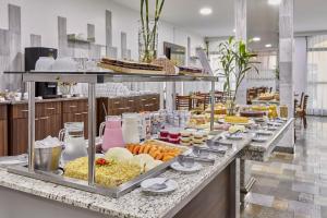 a buffet line with many different types of food at Hotel Nacional Inn Limeira in Limeira