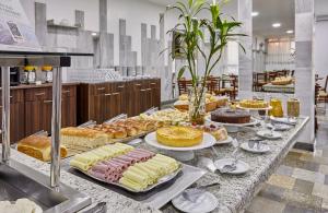 a buffet line with many different types of pastries at Hotel Nacional Inn Limeira in Limeira +21 photos