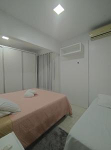 a hotel room with two beds and a window at Ap bom descanso in Palhoça