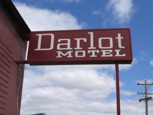 a sign for a darott motel on the side of a building at Darlot Motor Inn in Horsham