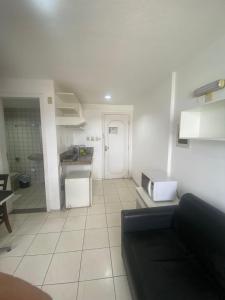 a living room with a couch and a kitchen at Silva Hospedagem AMERICAN FLAT BEIRA MAR apartamento por temporada in São Luís +9 photos