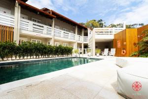 a swimming pool in front of a building at Hotel Geranius Ingleses in Florianópolis