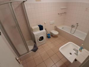 a bathroom with a shower and a toilet and a sink at Geräumige Stadtwohnung mit Balkon in Zwickau +6 photos