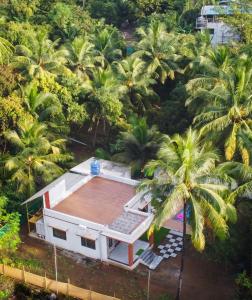 an overhead view of a house with palm trees at Ambadnya Homestays in Dāhānu