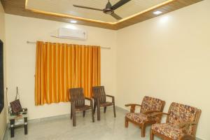 a waiting room with chairs and an orange curtain at Ambadnya Homestays in Dāhānu