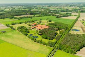 Luftaufnahme eines großen Anwesens mit einem Haus in der Unterkunft Weynhoven in Brecht