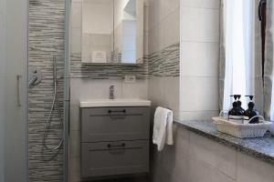 a bathroom with a sink and a shower at Galbanera turismo in Albavilla