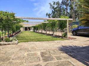 a garden with a pavilion and a car parked in a driveway at Casa Aurora in Perelhal