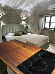 a bedroom with a bed and a wooden table at Casa Aurora in Perelhal