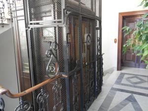 żelazną bramą z drzwiami w korytarzu w obiekcie Hotel Primavera w Rzymie