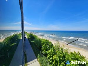 a view of the beach from the top of a building at 365PAM - Boulevard Z Widokiem Na Morze in Ustronie Morskie