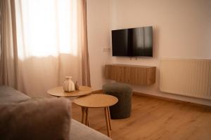 a living room with a tv and a table at Franz 38 - Appartement Hallstatt in Hallstatt