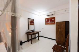 a room with a table and a mirror and a mirror at Urban Kandy City Hotel in Kandy
