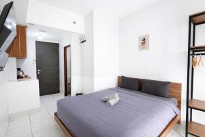a bedroom with a large bed in a room at Escotel Amazana in Cileduk 1 +23 photos