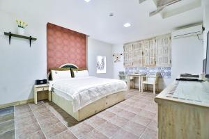 a bedroom with a bed and a table in it at 필사랑무인텔 in Wŏndang-gol