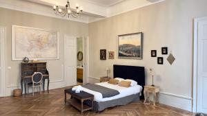a bedroom with a bed and a desk in it at Les Suites de Sautet - Chambéry centre in Chambéry