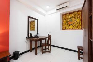 a room with a table and a mirror on a wall at Urban Kandy City Hotel in Kandy