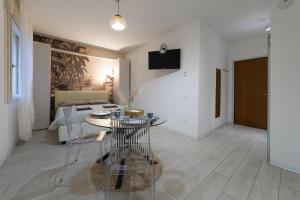 a living room with a table and a couch at Casetta in Via Dini in Padova