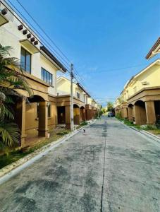 an empty street with buildings on both sides at Townhouse in Agus
