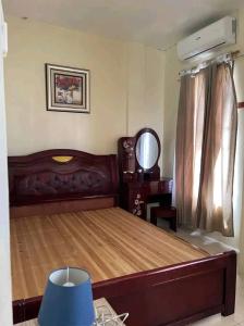 a bedroom with a large bed and a mirror at Townhouse in Agus