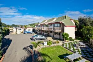 uma vista aérea de uma casa com um carro estacionado na entrada em Aquarius Motel em Ohope Beach