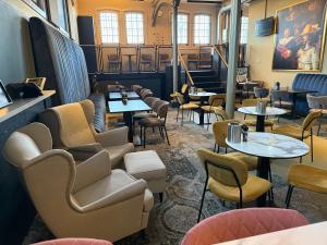 a restaurant with tables and chairs in a room at Hotel Oostereiland in Hoorn