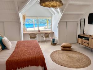 a bedroom with a bed and a table and a window at Tropical moon in Saint Martin