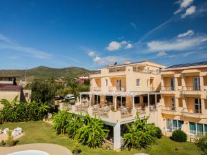 Außenansicht eines Gebäudes mit Hof in der Unterkunft Hotel America in Marina di Camerota