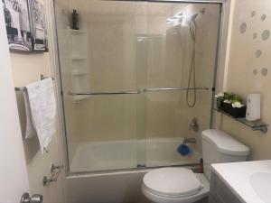 a bathroom with a shower with a toilet and a sink at Hermosas habitaciones in Pembroke Pines +6 photos