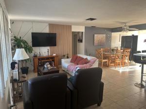 a living room with a couch and a dining room at Hermosas habitaciones in Pembroke Pines