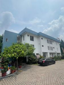a house with a car parked in front of it at Downtown Gombe Haut-Commandement in Kinshasa