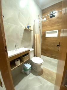 a bathroom with a toilet and a sink and a shower at Studio Aconchegante e Moderno in Castanhal