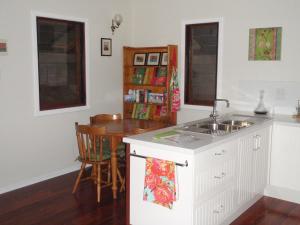 
A kitchen or kitchenette at Gypsy Cottage
