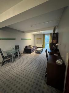 ein Wohnzimmer mit Sofa und Tisch in der Unterkunft Hotel Dampfmühle in Neukirchen-Vluyn