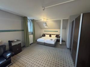 ein kleines Zimmer mit einem Bett und einer Couch in der Unterkunft Hotel Dampfmühle in Neukirchen-Vluyn + 102 Fotos