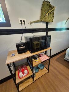 a coffee table with a microwave and a toaster at Rangiroa Tiny House - Tiaré le cocoon in Tiputa