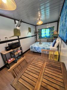 a room with a bed and a table at Rangiroa Tiny House - Tiaré le cocoon in Tiputa