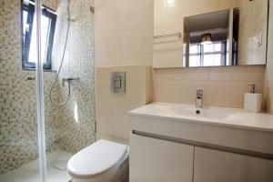 a bathroom with a toilet and a sink and a shower at QUANICE - Relaxing Guest House in Faro in Faro +23 photos