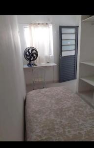 a bedroom with a bed and a desk and a window at Casa na várzea Quarto 1 in Recife +10 photos