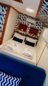 a bed in the back of a boat at Ônibus Azul - Experiência de Hospedagem em Domingos Martins in Domingos Martins +20 photos