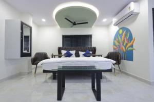 a bedroom with a bed and a clock on the wall at Tharvi Hotels in Jāmb