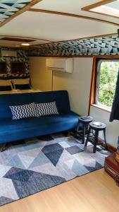 a blue couch in the middle of a room at Ônibus Azul - Experiência de Hospedagem em Domingos Martins in Domingos Martins