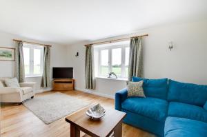 a living room with a blue couch and two windows at 2 Bed in Newton oc-ffba in Newton