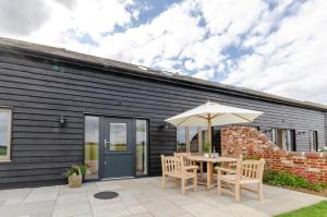 a patio with a table and an umbrella at 2 Bed in Newton oc-ffba in Newton