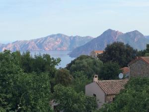 a view of a lake with mountains in the background at A Stalla in Piana